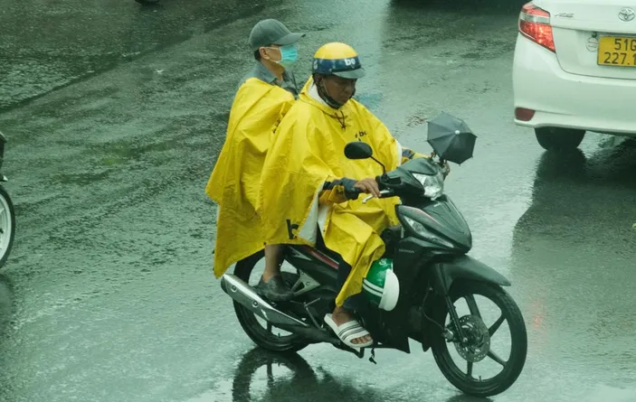 Hujan Deras Mengintai? Ini Tips Dan Trik Berkendara Aman Dan Nyaman ...