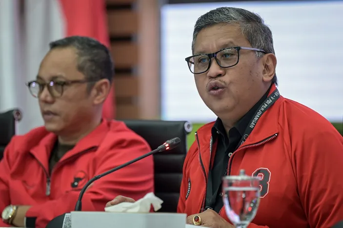 Sekjen DPP PDIP Hasto Kristiyanto (kanan) didampingi Ketua DPP PDIP Bidang Pemenangan Pemilu Eksekutif Deddy Sitorus (kiri) menyampaikan keterangan pers terkait Pilkada 2024 di Kantor DPP PDIP, Jakarta, Minggu (1/12/2024). Dalam kesempatan tersebut, Hasto mengeklaim bahwa PDIP berhasil menang di 14 provinsi dan 247 kabupaten/kota dalam kontestasi Pilkada 2024. ANTARA FOTO/Fauzan/agr