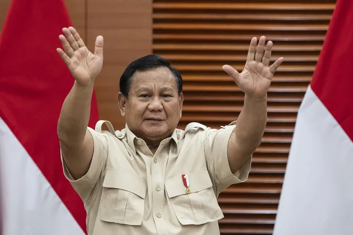 Presiden Prabowo Subianto melambaikan tangan usai menyampaikan keterangan pers terkait kenaikan tarif Pajak Pertambahan Nilai (PPN) di Kantor Kementerian Keuangan, Jakarta, Selasa (31/12/2024). Pemerintah resmi menaikkan tarif PPN dari 11 persen menjadi 12 persen untuk barang dan jasa mewah yang diberlakukan mulai 1 Januari 2025. ANTARA FOTO/Aprillio Akbar/aww.