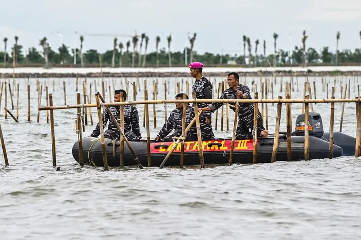 Sejumlah Personel TNI membongkar pagar laut yang terpasang di kawasan pesisir Tanjung Pasir, Kabupaten Tangerang, Banten, Sabtu (18/1/2025). Sebanyak 600 personel TNI AL dan para nelayan Tanjung Pasir membongkar pagar laut tanpa izin dengan target penyelesaian selama 10 hari dengan jarak sepanjang 30,16 km. ANTARA FOTO/Rivan Awal Lingga/YU