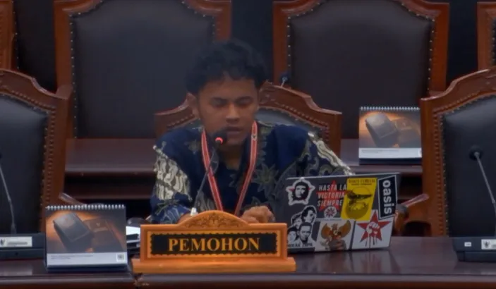 Mahasiswa Universitas Singaperbangsa Karawang, Tri Prasetio Putra Mumpuni mengajukan uji materiil Pasal 53 ayat (4) Undang-Undang Nomor 3 Tahun 2025 tentang Tentara Nasional Indonesia (UU TNI) ke Mahkamah Konstitusi (MK).