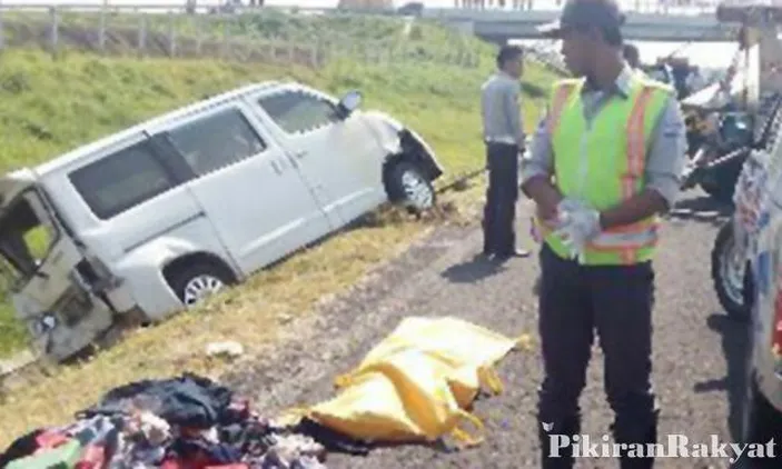 Luxio Pecah Ban Di Tol Cipali, Satu Orang Tewas