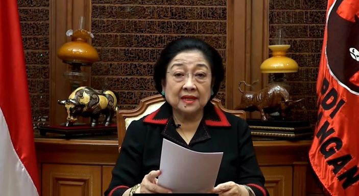Ketua Umum PDIP Megawati Soekarno Putri. Rocky Gerung mengutarakan, jika PDIP tidak boleh bubar. Alasan itu dia analisis setelah Menpan RB, Tjahjo Kumolo meminta ASN membaca Pancasila setiap hari.