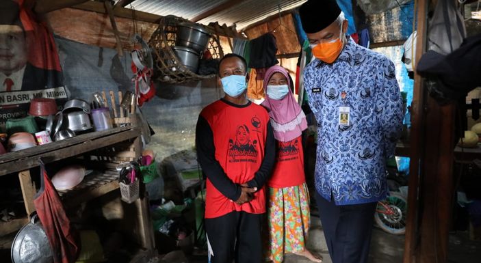 Gubernur Ganjar Pranowo melihat rumah tidak layak huni (RTLH) milik Jamin, warga Dusun Duwari, Pengkol, Grobogan, Kamis 17 Juni 2021.