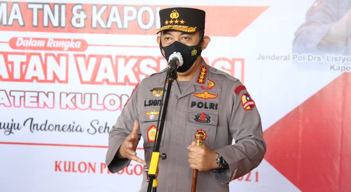 Kapolri Jenderal Sigit Listyo meninjau vaksinasi di Yogyakarta