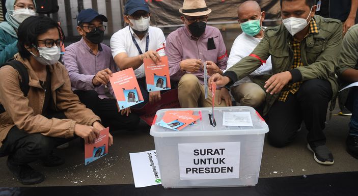 Sejumlah pegawai nonaktif KPK bersama pegiat antikorupsi menunjukkan surat untuk presiden saat mengikuti aksi antikorupsi di Jakarta, Rabu 15 September 2021.