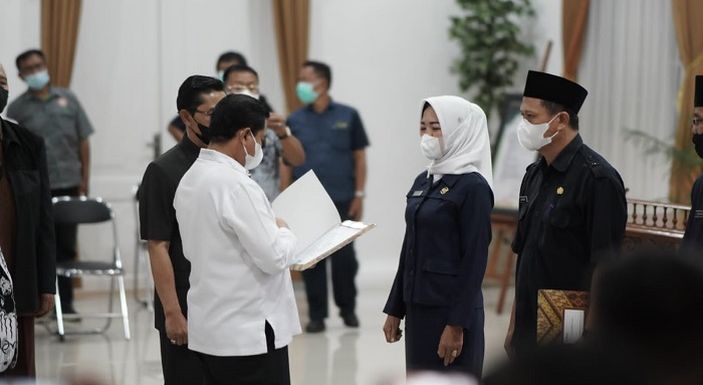 Bupati Sumedang Dony Ahmad Munir secara simbolis memberikan SK Pengangkatan dan Penugasan Guru Sebagai Kepala SMP Negeri dan SD Negeri di lingkungan Disdik Kab. Sumedang di Gedung Negara Pemkab Sumedang, Kamis 16 September 2021.