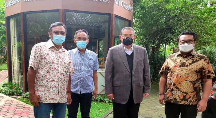 Wakil Ketua Dewan Pertimbangan Partai Demokrat, Rachland Nashidik bersama Presiden RI ke-6 Susilo Bambang Yudhoyono (SBY).