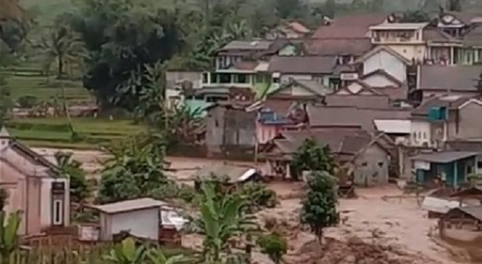 Peristiwa banjir bandang yang melanda wilayah Sukaresmi dan Sukawening yang menyebabkan kerusakan rumah warga serta pasilitas umum termasuk jembatan beberapa waktu lalu.