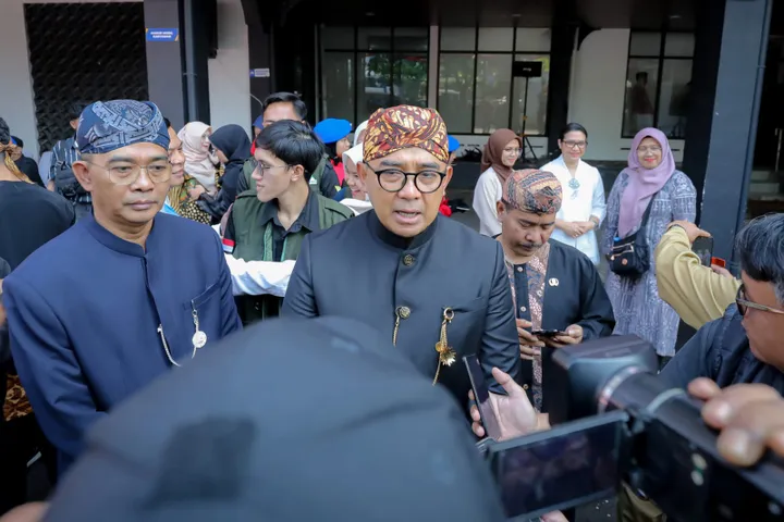 Wali Kota Bandung Muhammad Farhan saat memberi pernyataan resmi, Jumat 2 Mei 2025.