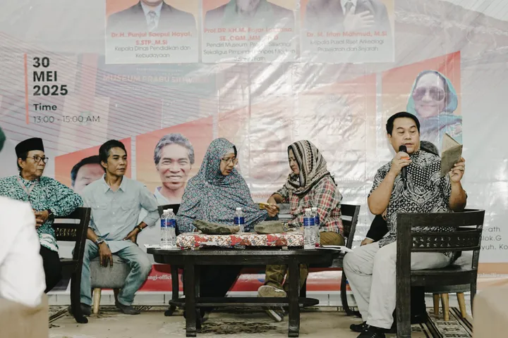 Para Arkelog BRIN saat melakukan serangkaian diskusi seminar terkait keberadaan Gunung Tangkil di Palabuhanratu Sukabumi
