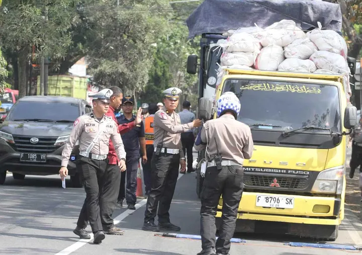 Polisi-Dishub Perangi Truk ODOL Lewat Razia Serentak - PR Koran