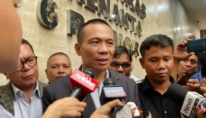 Ahli forensik digital Rismon Hasiholan Sianipar saat ditemui di Polda Metro Jaya, Jakarta. Senin (26/5/2025). ANTARA/Ilham Kausar/aa.
