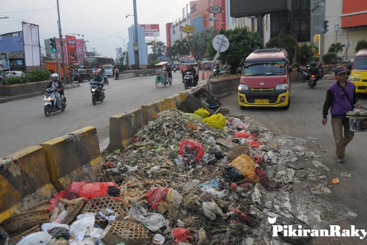 Gambar Orang Yang Sedang Membuang Sampah Sembarangan ...