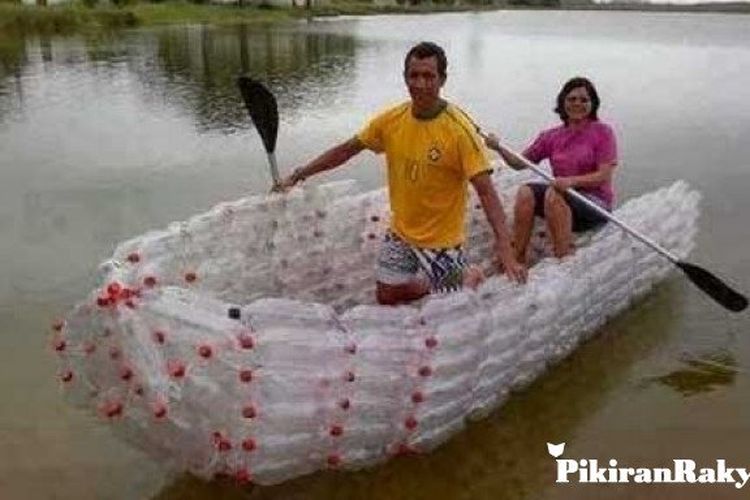Warga Rancaekek Membuat  Perahu  dari 600 Botol  Bekas Air  