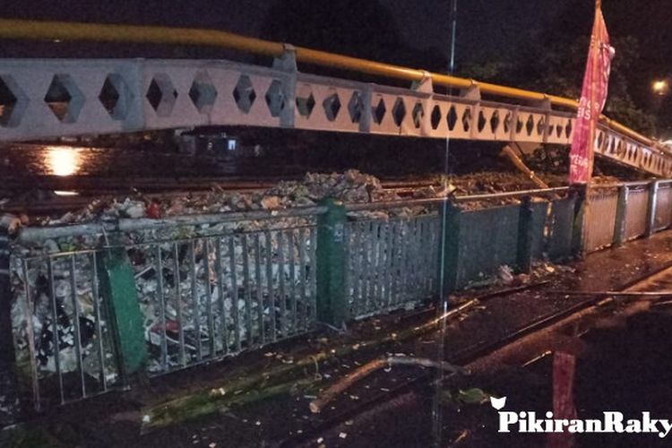 Banjir Bandang Mengakibatkan Sampah Menumpuk Di Jembatan Pikiran