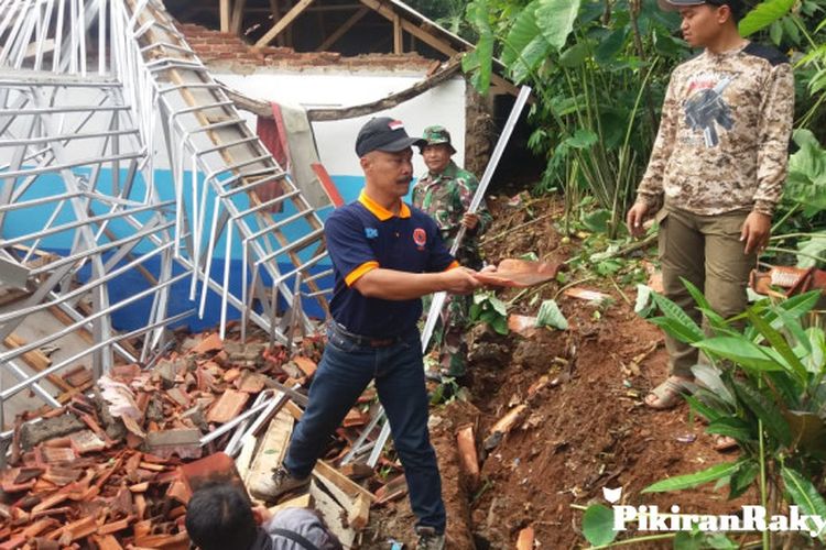 Menjelang UNBK Ruang Kelas  Ambruk Pikiran Rakyat com