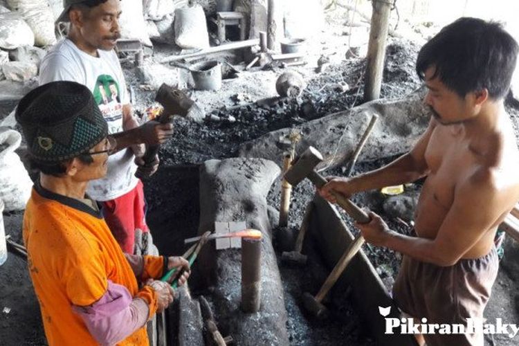 Kampungkampung Pandai Besi Manonjaya, Bertahan di Tengah