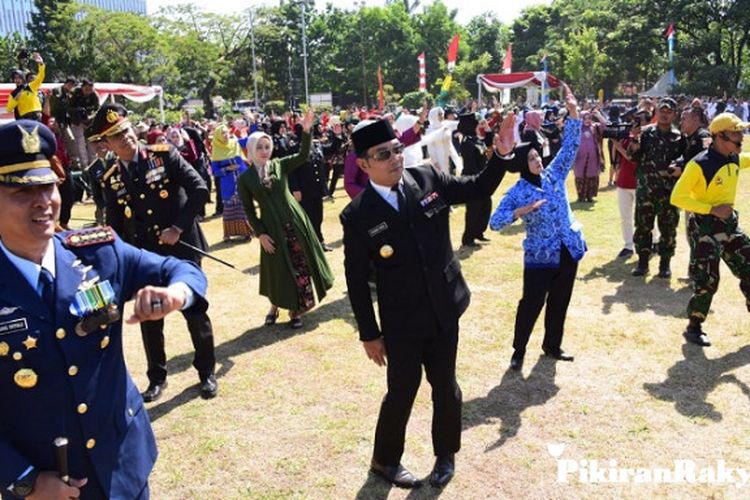 Memperingati Hut Ke 74 Tni Gubernur Jabar Menari Sajojo