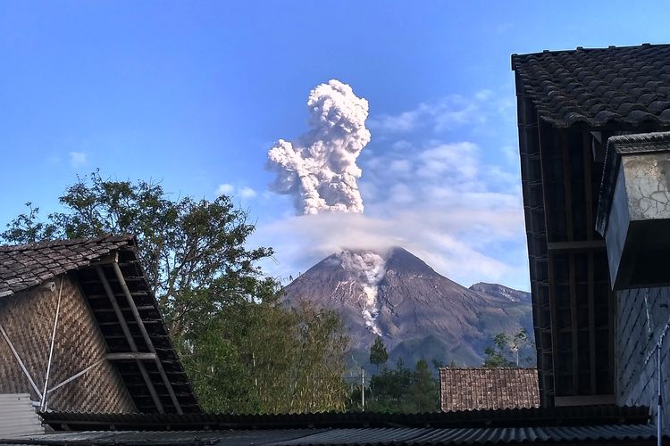 Masuk Daftar Gunung Paling Aktif Dunia Periode Letusan Merapi Tidak Perlu Disikapi Khawatir Pikiran Rakyat Com