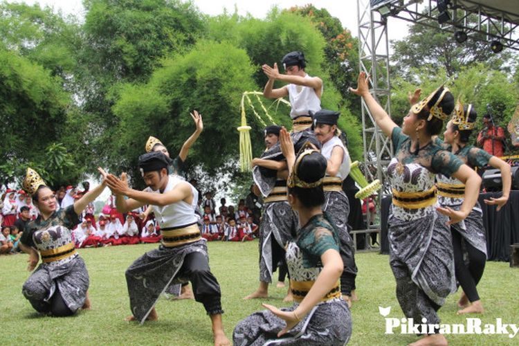 Musik pengiring tari jawa menggunakan alat