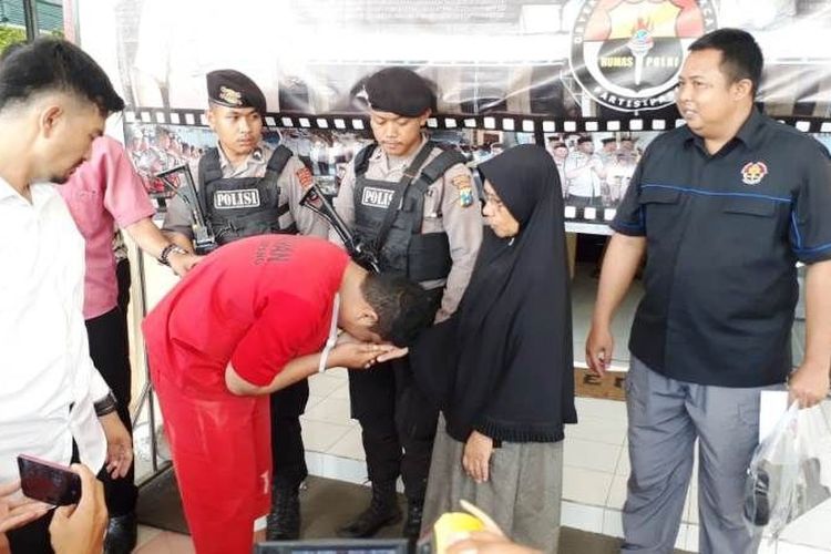 Tangan Minta Maaf Habis Todong Nenek nenek Perampok Minta Maaf dan Cium 