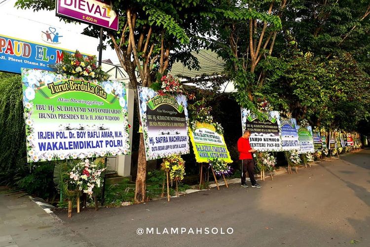 Pelayat Dibatasi, Karangan Bunga Belasungkawa Berjajar