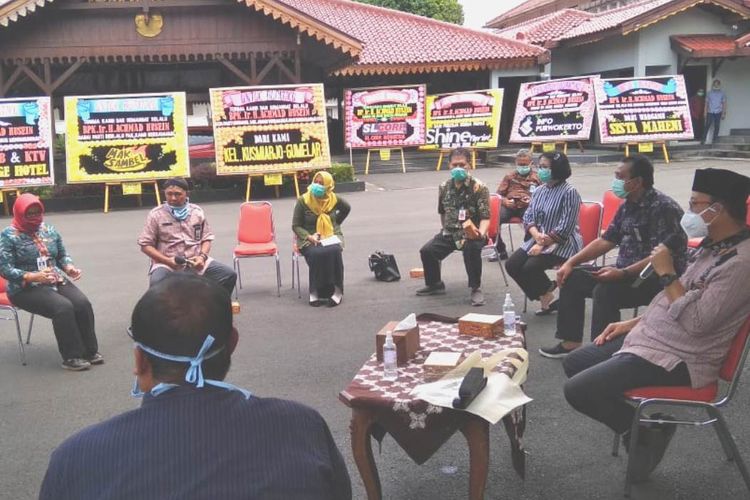 Aksi Bupati Banyumas Makamkan Langsung Jenazah Covid-19 Berujung 