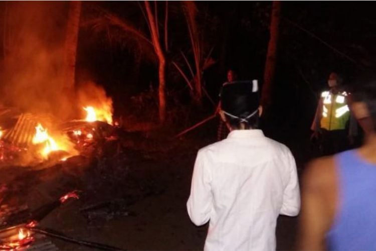  Lampu  Templek Jatuh Rumah  dan Tubuh Magersari Terbakar  di 