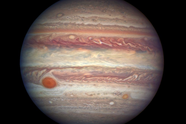meteoroid yang bergesekan dengan atmosfer planet yang menariknya sehingga tampak bersinar disebut