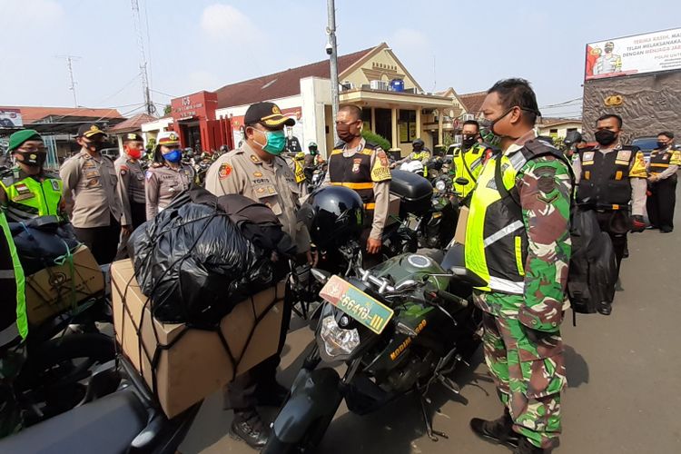 HUT Bhayangkara ke-74, Polres Cimahi Salurkan 500 Paket Sembako - Pikiran-Rakyat.com