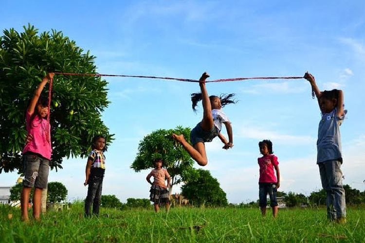 Permainan tradisional lompat tali merupakan jenis permainan yang sering dilakukan oleh anak-anak permainan ini memiliki makna
