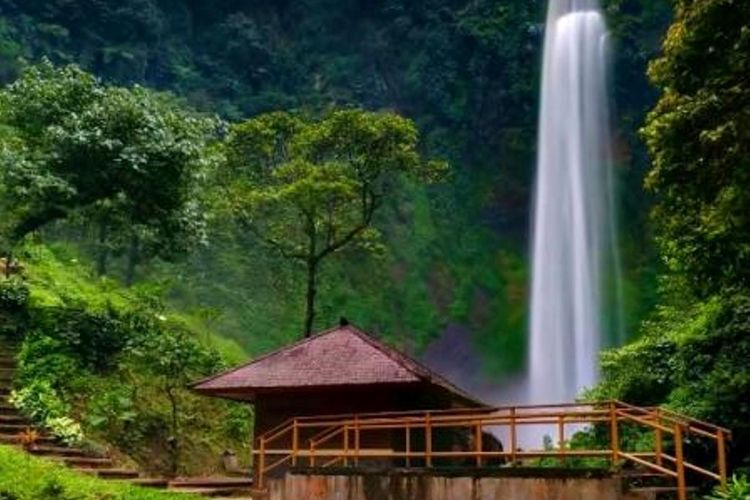 8 Wisata  Air  Terjun di  Bandung  dan Sekitarnya Menikmati 