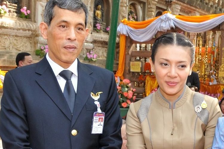 The Vicious Behavior of King Vajiralongkorn, Tells the Queen of Thailand to Appear Topless in Front of the Hotel Waiter