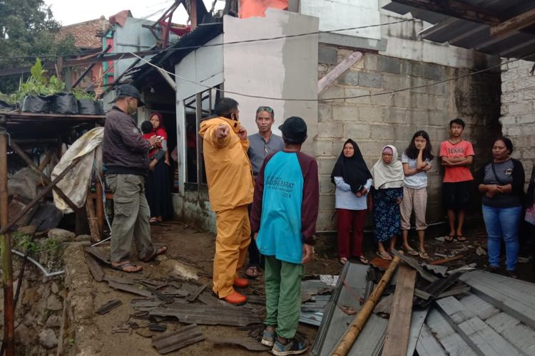 Puluhan Rumah Rusak Akibat Puting Beliung Di Bandung Barat Berikut Data Kerusakan 