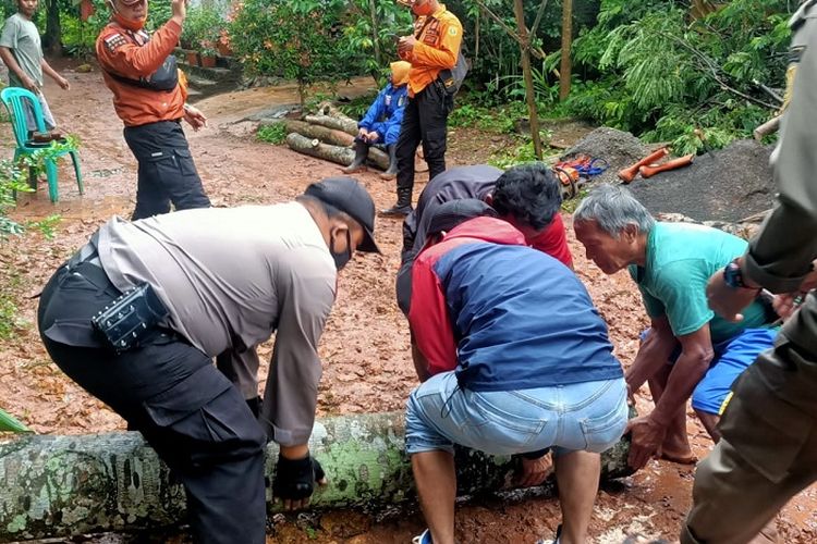 Pohon Tumbang Menimpa Rumah Warga Desa Gandongan, Kecamatan Cileugsi
