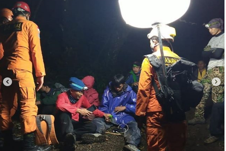 Tim Sar Gabungan Selamatkan Pendaki Gunung Agung Yang Tersesat Portal Jogja