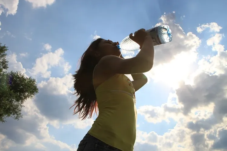 6 Tanda Kamu Terlalu Banyak Minum Bisa Overhidrasi Bahkan Keracunan Air Putih Yang Berbahaya 1254