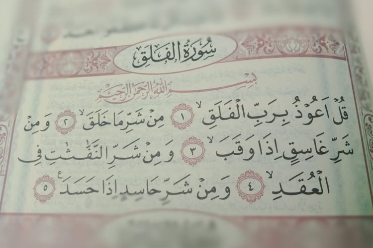 Surat Al falaq Ayat 1-5, Lengkap dengan Bacaan Arab, Latin, Terjemahan  Indonesia - Mantra Pandeglang