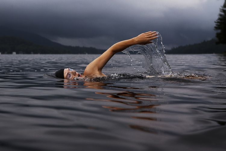 Sikap kepala ketika pengaturan nafas saat berenang dengan menggunakan gaya bebas adalah