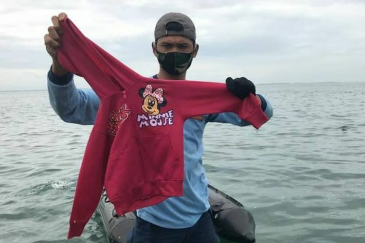 SEDIH Baju Anak  anak  Warna Pink Ditemukan dari Evakuasi 