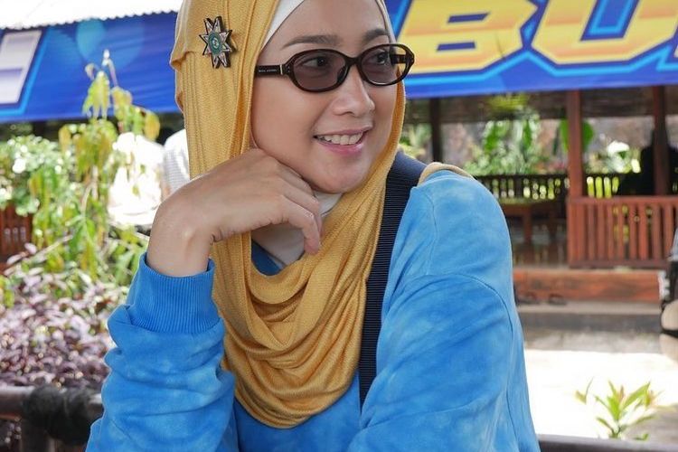 Desy Ratnasari Suami / Usia 45 Tahun Begini Suami Yang Diidam Idaman