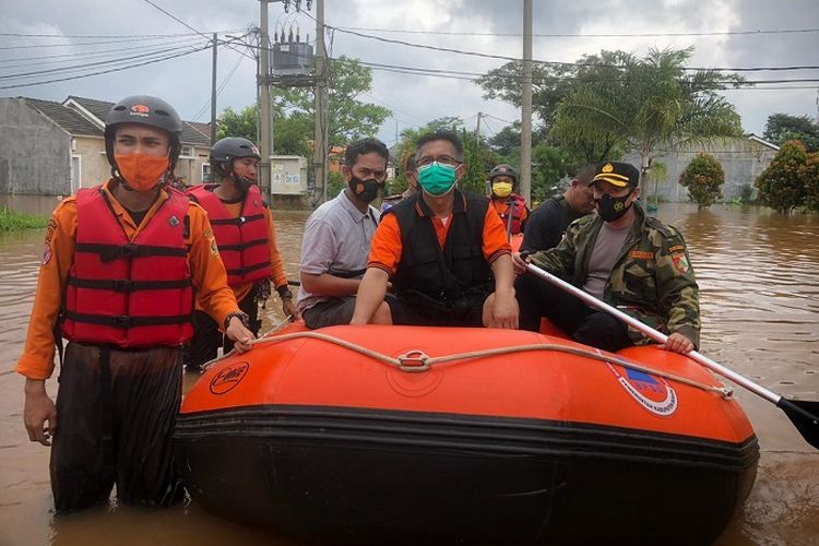 Rendam 100 Rumah, Muspika dan BPBD Evakuasi Warga Cileungsi yang Tertimpa Banjir
