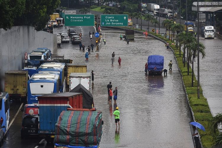 Lima Berita Terpopuler, dari Banjir di Jalan Tol, Tanggul yang Jebol hingga Sungai yang Meluap