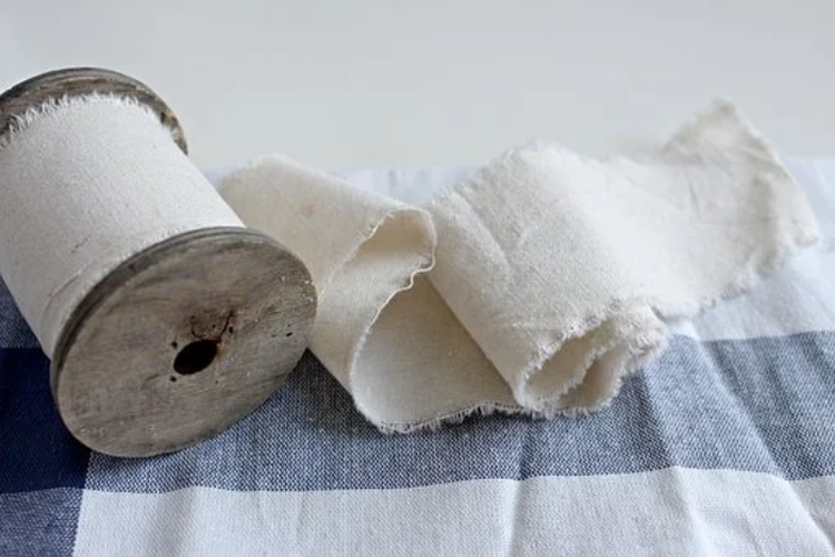 Bahan tekstil merupakan bahan yang terbuat dari serat yang diolah menjadi