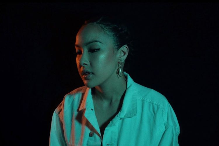 Lirik Lagu Helplessly - Tatiana Manaois yang Lengkap dengan Terjemahan