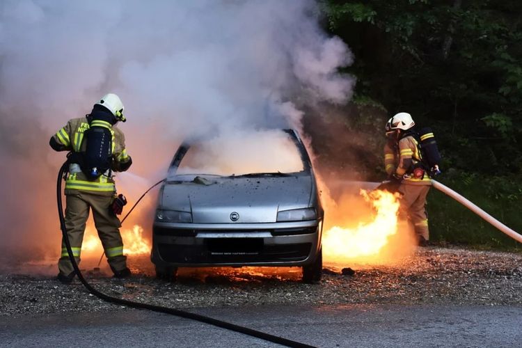 7 Cara Hindari Resiko Mobil Terbakar, Nomor 4 Jarang Orang Sadar