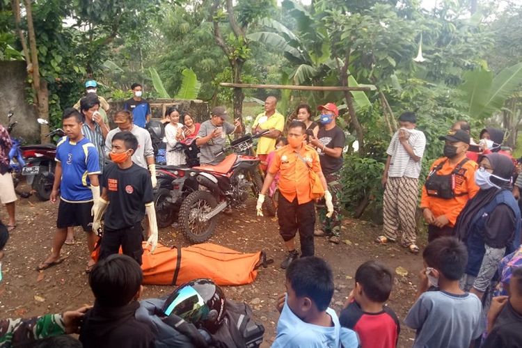 Ditemukan Mayat Lak-laki di Sungai Kumpa Kampung Cipayung, Belum Diketahui Identitasnya