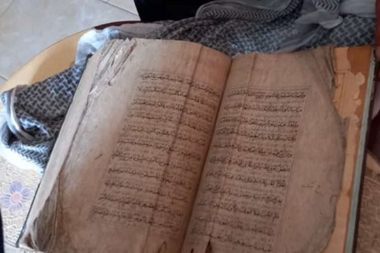 Dibuka Setahun Sekali, Al-Qur'an Berusia 363 Tahun di ...