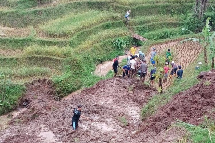 Seorang Warga Desa Neglasari Menjadi Korban Tebing Longsor di Kabupaten Bandung